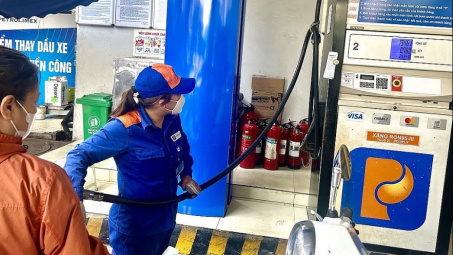 Giá xăng dầu hôm nay 10/4: Đồng loạt giảm sâu, xăng E5RON92 xuống dưới mức 19.000 đồng/lít.