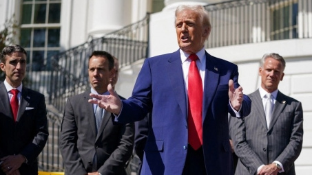 Hoa Kỳ tạm dừng thuế đối ứng trong 90 ngày với hơn 75 quốc gia, trong đó có Việt Nam