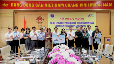 FPT Long Châu đồng hành cùng Bộ Y Tế, trao tặng 500.000 liều vắc xin sởi