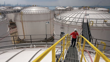 Giá xăng dầu hôm nay 26/4: Lo ngại cung vượt cầu khiến giá dầu thô giảm so với tuần trước