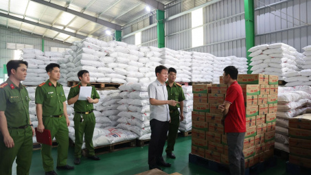 Phú Thọ: Tạm giữ hàng trăm tấn bột nêm, mì chính, dầu ăn, bột canh giả
