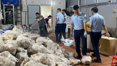 Hà Nội: Phát hiện hơn 11 tấn thực phẩm đông lạnh không rõ nguồn gốc tại Phú Xuyên