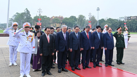 Lãnh đạo Đảng, Nhà nước vào Lăng viếng Chủ tịch Hồ Chí Minh nhân kỷ niệm 50 năm Ngày Giải phóng miền Nam, thống nhất đất nước