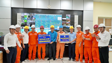 Công đoàn EVNGENCO2 đến thăm và tặng quà cán bộ, công nhân viên, người lao động Thủy điện Trung Sơn