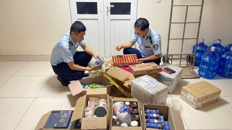 Quảng Ninh: Phát hiện xe giao hàng chở sữa bột, thực phẩm nhập lậu