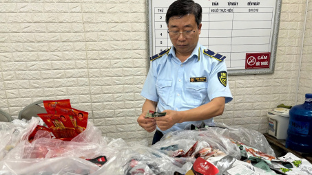 Chi cục QLTT Hải Dương thu giữ lượng lớn đồ ăn nhập lậu bán cho trẻ em