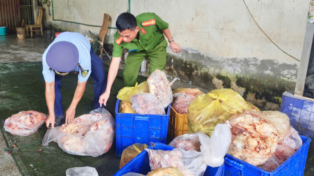 Hà Giang: Phát hiện, ngăn chặn 3,9 tấn thực phẩm đông lạnh đã bốc mùi