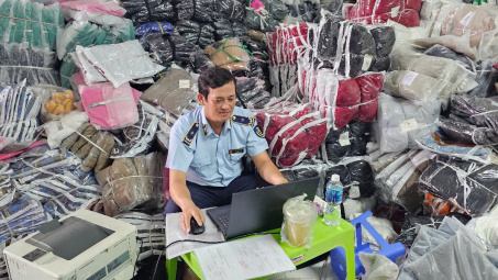 Ninh thuận: Phát hiện gần 1000 sản phẩm quần áo không rõ nguồn gốc, xuất xứ qua tài khoản zalo, facebook.