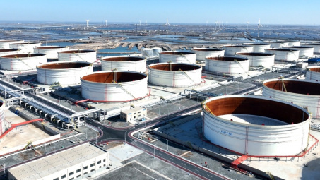 Giá xăng dầu hôm nay 22/5: Dự trữ dầu thô của Mỹ tăng bất ngờ