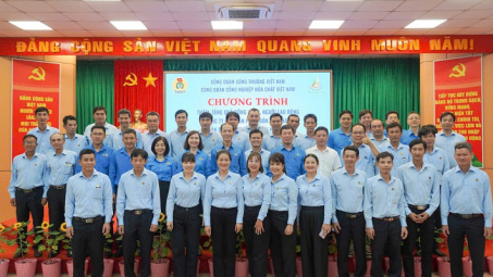 Trao 45 suất quà cho người lao động Phân bón Miền Nam nhân Tháng Công nhân