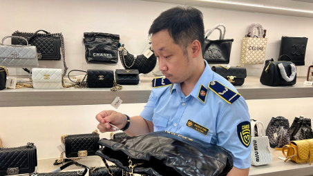 Tịch thu gần 2.000 sản phẩm thời trang giả mạo các nhãn hiệu nổi tiếng tại tuyến phố du lịch lớn nhất Đà Nẵng