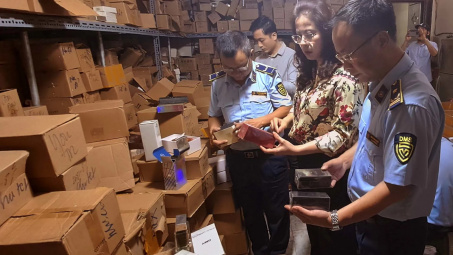 Quản lý thị trường Hà Nội triệt phá kho hàng mỹ phẩm, nước hoa giả mạo các thương hiệu lớn