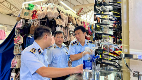 Thu giữ hàng nghìn sản phẩm giả mạo hàng chính hãng tại Trung tâm Thương mại Saigon Square.