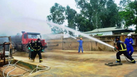 Người chỉ huy ứng phó sự cố chất thải tại cơ sở là người đại diện theo pháp luật của cơ sở hoặc người được ủy quyền
