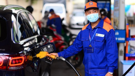 Giá xăng RON 95-III trong nước xuống mức thấp nhất kể từ tháng 5/2021