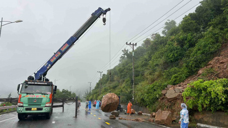 Khôi phục cấp điện cho các phụ tải bị ảnh hưởng bởi bão số 1