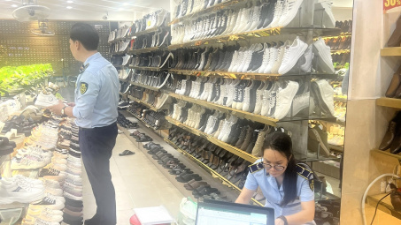 Hà Nội: Phát hiện, tạm giữ hơn 2.500 sản phẩm giày dép giả mạo và không rõ nguồn gốc