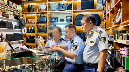 Phạt hai hộ kinh doanh tại Saigon Square vì bán hàng giả
