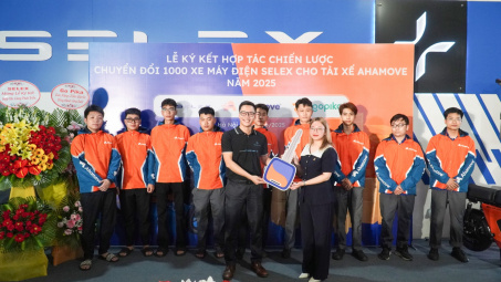 Ahamove tiên phong chuyển đổi 1.000 xe máy điện Selex, dẫn đầu xu hướng giao hàng xanh tại Việt Nam