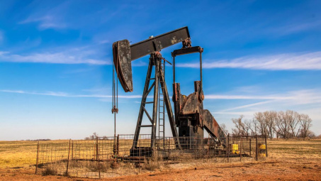 Giá xăng dầu hôm nay 18/6: Vượt mốc 77 USD/thùng