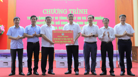 Supe Lâm Thao tặng 30 bộ máy tính, máy in cho xã Lâm Thao