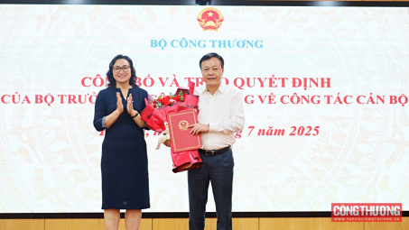 Trao quyết định điều động, bổ nhiệm Phó Chánh Văn phòng Bộ Công Thương