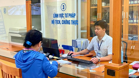 Hà Nội đẩy mạnh chuyển đổi số và giải quyết thủ tục hành chính trực tuyến