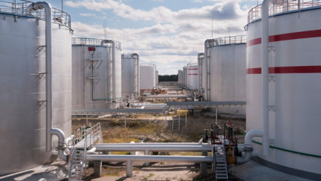 Giá xăng dầu hôm nay 24/7: Tồn kho dầu thô của Mỹ giảm mạnh hơn dự kiến