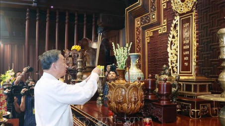 Tổng Bí thư Tô Lâm dâng hương tưởng niệm các Anh hùng, Liệt sĩ tại Điện Biên