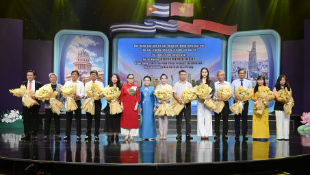 EVNHCMC ủng hộ 200 triệu đồng tại chương trình “Mặt trời không biên giới”