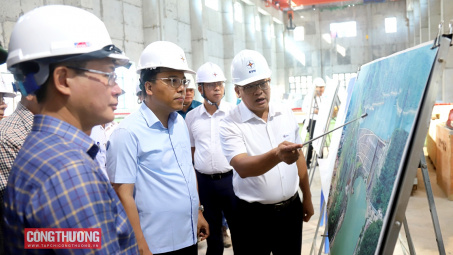 Thứ trưởng Nguyễn Hoàng Long kiểm tra thực địa dự án Nhà máy Thủy điện Hòa Bình mở rộng
