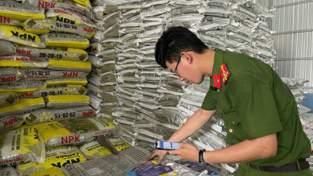 Cà Mau: Kiểm tra, thu giữ lượng lớn phân bón, chế phẩm nuôi thuỷ sản không rõ nguồn gốc