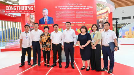 [CHÙM ẢNH] Bộ trưởng Nguyễn Hồng Diên kiểm tra gian triển lãm thành tựu Ngành Công Thương