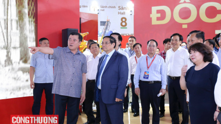 [CHÙM ẢNH] Thủ tướng Chính phủ Phạm Minh Chính kiểm tra gian Triển lãm "80 năm Ngành Công Thương lớn mạnh cùng đất nước"