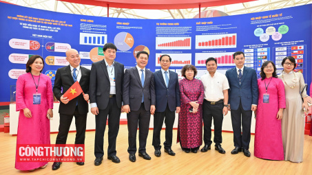 Phó Thủ tướng Bùi Thanh Sơn thăm triển lãm thành tựu ngành Công Thương