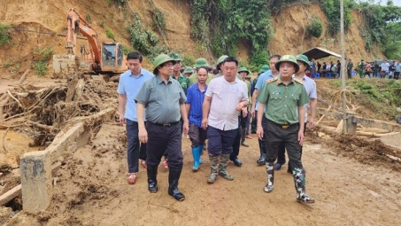 Thủ tướng thị sát vùng lũ Điện Biên, chỉ đạo hỗ trợ 200 tỷ đồng khắc phục hậu quả