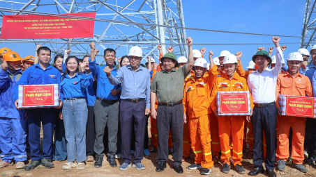 Thủ tướng động viên các lực lượng trên công trường thi công đường dây 500kV Lào Cai - Vĩnh Yên