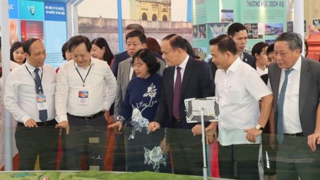 Lãnh đạo thành phố Hà Nội tham quan hai không gian trưng bày về Hà Nội trong khuôn khổ Triển lãm thành tựu đất nước