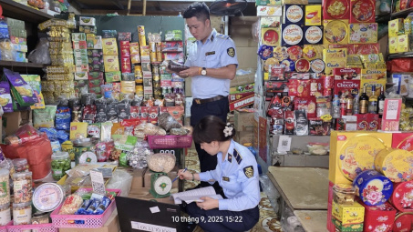 Hà Nội: Thu giữ nhiều bánh Trung thu và đồ chơi trẻ em không rõ nguồn gốc