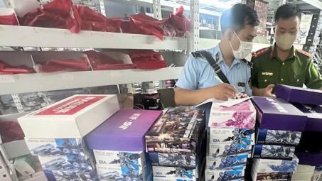 Hà Nội: Thu giữ gần 109 triệu đồng đồ chơi không rõ nguồn gốc tại Cầu Giấy