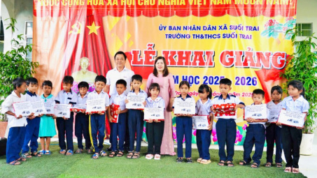 Thủy điện Sông Ba Hạ tặng quà cho học sinh nghèo, khó khăn tại Suối Trai và Bình Kiến.