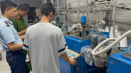 Hà Nội: Phát hiện hộ kinh doanh sản xuất tất gắn nhãn hiệu giả mạo UNIQLO, NIKE