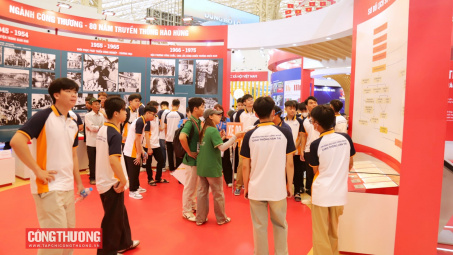 Sinh viên kinh tế, ngoại giao hào hứng tìm hiểu Triển lãm thành tựu ngành Công Thương