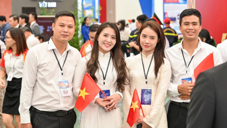 Những ngày "sống cùng dòng chảy Công Thương" của những nhà báo vào vai hướng dẫn viên Triển lãm A80