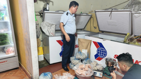 Khởi tố chủ cơ sở dùng hàn the sản xuất giò chả tại Lào Cai