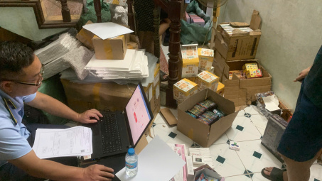 Hà Nội phát hiện, thu giữ hơn 2.200 sản phẩm đồ chơi trẻ em nhập lậu tại phường Phú Diễn