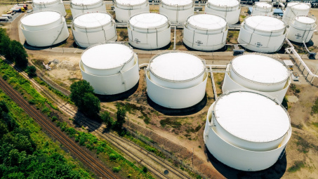 Giá xăng dầu hôm nay 27/9: Cán mốc 70 USD/thùng