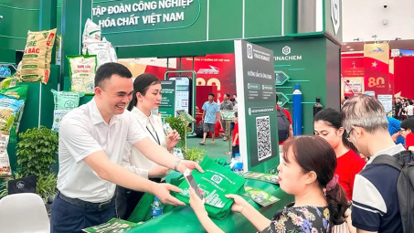 Người tiêu dùng yêu thích sản phẩm của Vinachem tại Triển lãm thành tựu đất nước