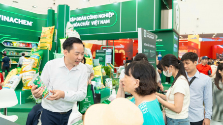 Vinachemmart gây sốt: Tải App nhận quà, nghìn lượt truy cập tại Triển lãm thành tựu đất nước