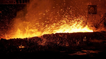 Lò cao số 2 của Khu liên hợp gang thép Hòa Phát Dung Quất 2 ra mẻ gang đầu tiên